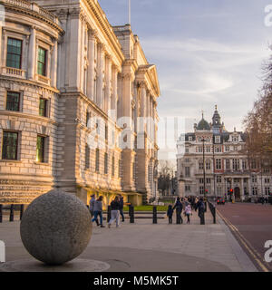 Statua di bronzo di Robert Clive aka Clive dell India, King Charles Street, Whitehall, Londra. Artista John Tweed Foto Stock