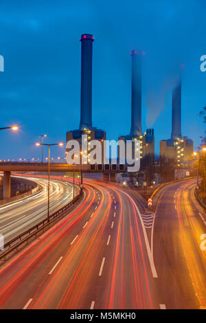 Impianto di cogenerazione e l'autostrada di notte visto a Berlino, Germania Foto Stock