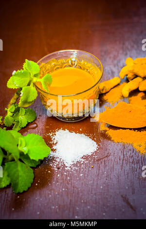 Il tè di curcuma,Curcuma longa,a Haldi, Ajwain,Trachyspermum ammi e sale,cloruro di sodio. Foto Stock