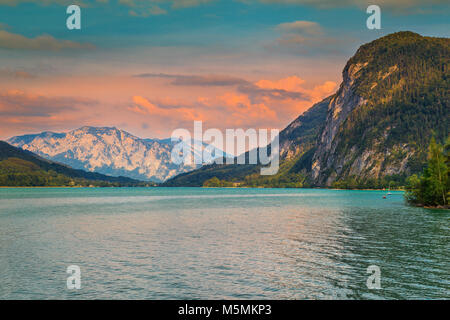 Famosa località alpina con spettacolare lago Mondsee e Magico tramonto in Austria Superiore, regione del Salzkammergut, Europa Foto Stock