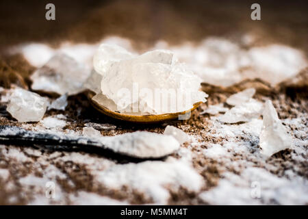 Polvere di allume/solfato di alluminio di potassio dodecaidrato utilizzato nel lievito in polvere,la depurazione delle acque, la concia della pelle, tintura, e tessuti ignifughi. Foto Stock