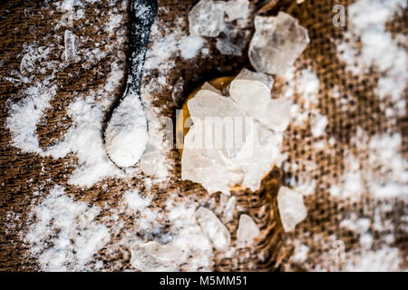 Polvere di allume/solfato di alluminio di potassio dodecaidrato utilizzato nel lievito in polvere,la depurazione delle acque, la concia della pelle, tintura, e tessuti ignifughi. Foto Stock