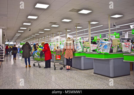 Gli acquirenti di lasciare le casse al moderno supermercato Asda in Dyffryn, Newport, se il Galles. Foto Stock