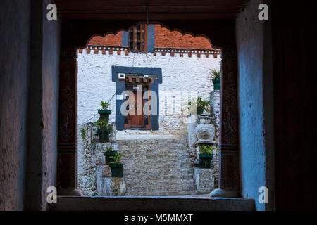 Trongsa, Bhutan. Ingresso nel primo cortile del Trongsa Dzong (Monastery-Fortress). Foto Stock