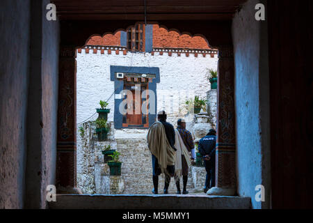 Trongsa, Bhutan. Ingresso nel primo cortile del Trongsa Dzong (Monastery-Fortress). Foto Stock