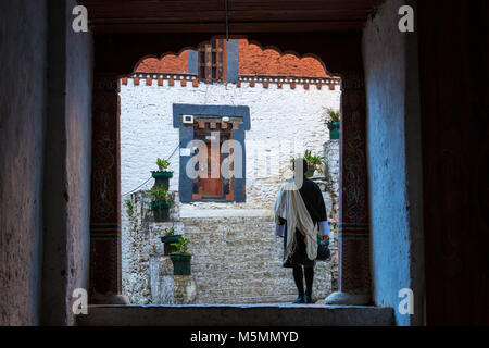 Trongsa, Bhutan. Ingresso nel primo cortile del Trongsa Dzong (Monastery-Fortress). Foto Stock