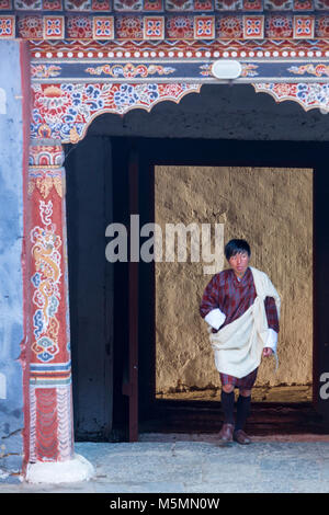 Trongsa, Bhutan. Ingresso nel primo cortile del Trongsa Dzong (Monastery-Fortress), visto dall'interno della Corte. Foto Stock