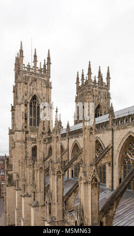 Le torri della cattedrale di York Minster, ufficialmente conosciuta come la Cattedrale e Metropolitical chiesa di San Pietro a York. Foto Stock