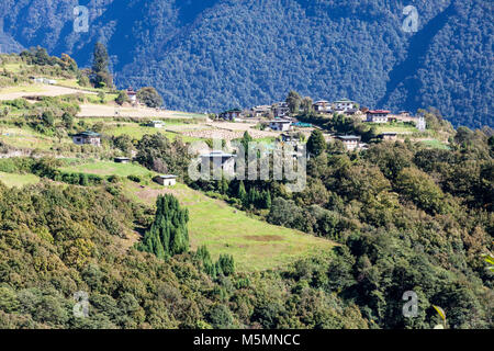 Trongsa, Bhutan. Villaggio nei pressi di Trongsa ai piedi dell'Himalaya. Foto Stock