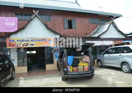 BARRU, Indonesia - 12 Gennaio 2014 : Cibo bancarelle dove inter-city taxi sosta a Sud di Sulawesi Foto Stock