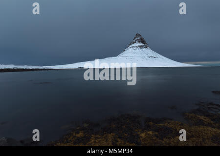 Nevicato kirkjufell montagna in inverno in Islanda Foto Stock