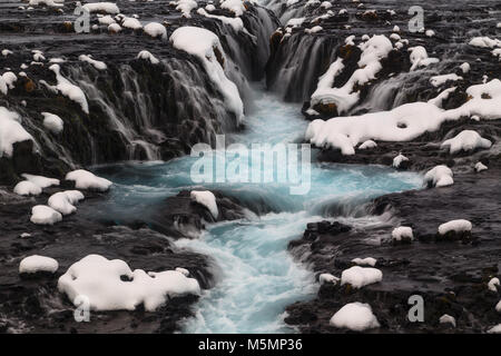 Blu cascata Bruarfoss in inverno in Islanda Foto Stock