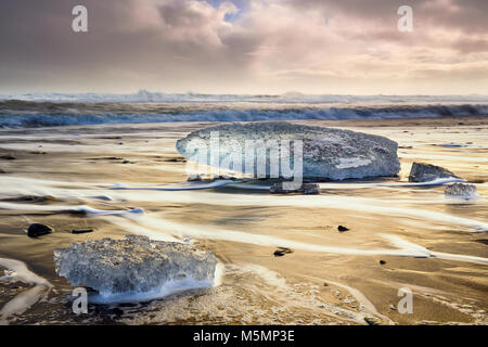 Blocchi di ghiaccio al diamante beach in Islanda Foto Stock