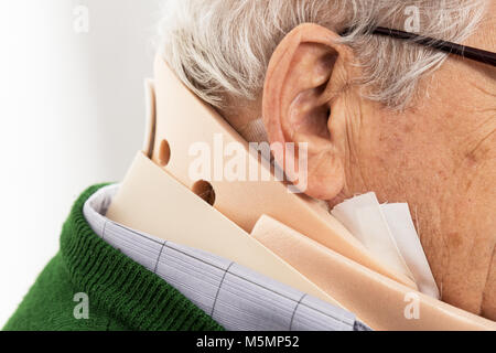 Close-up di vecchio uomo con un intervento chirurgico collare cervicale dopo il funzionamento Foto Stock