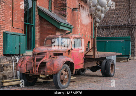 Vecchio arrugginito abbandonato il carrello in Toronto Distillery District Foto Stock