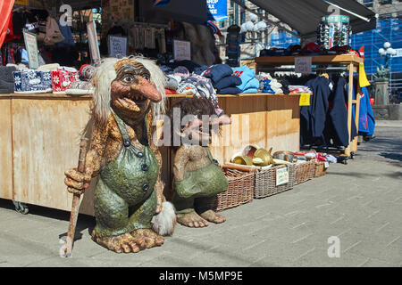 Oslo, Norvegia: 1 maggio 2017 - tradizionale norvegese troll figura sulla strada di fronte a un negozio di souvenir negozio di articoli da regalo. Foto Stock