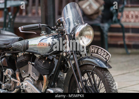 Brough Superior motociclo a 1940s rievocazione fine settimana presso il National Tramway Museum, Crich, Derbyshire, England, Regno Unito Foto Stock