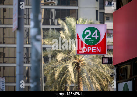 Cartello appeso di un locale supermercato aperto 24 ore Foto Stock