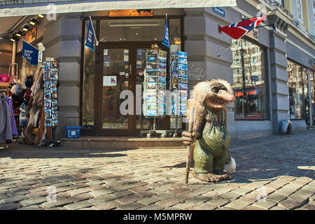 Oslo, Norvegia: 26 Aprile 2017 - tradizionale norvegese troll figura sulla strada di fronte a un negozio di souvenir negozio di articoli da regalo. Foto Stock