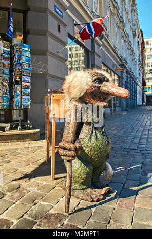 Oslo, Norvegia: 26 Aprile 2017 - tradizionale norvegese troll figura sulla strada di fronte a un negozio di souvenir negozio di articoli da regalo. Foto Stock