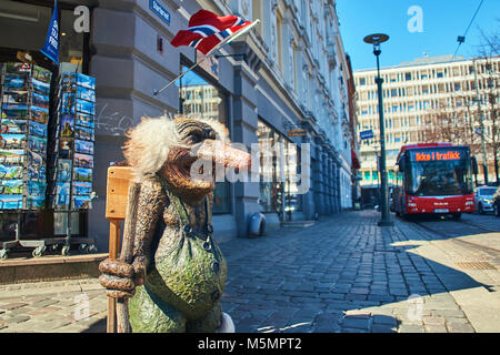 Oslo, Norvegia: 26 Aprile 2017 - tradizionale norvegese troll figura sulla strada di fronte a un negozio di souvenir negozio di articoli da regalo. Foto Stock