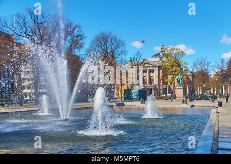 Oslo, Norvegia: 26 Aprile 2017 - Vista del monumento di Henrik Wergeland, famoso scrittore norvegese, poeta, drammaturgo, polemista, storico e linguista Foto Stock