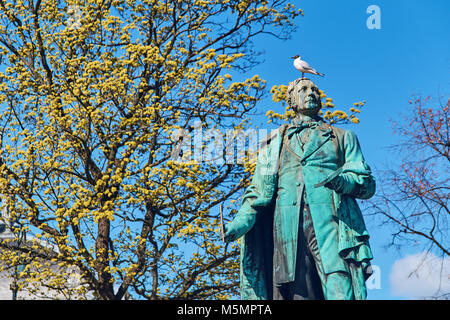 Oslo, Norvegia: 26 Aprile 2017 - Vista del monumento di Henrik Wergeland, famoso scrittore norvegese, poeta, drammaturgo, polemista, storico e linguista Foto Stock