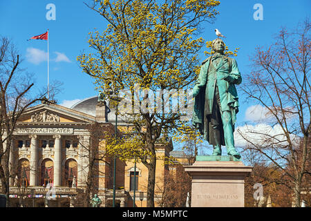 Oslo, Norvegia: 26 Aprile 2017 - Vista del monumento di Henrik Wergeland, famoso scrittore norvegese, poeta, drammaturgo, polemista, storico e linguista Foto Stock