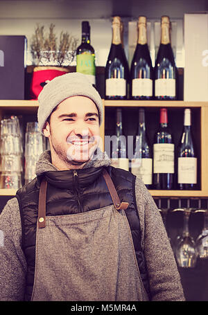 Biarritz, France-February 24,2018: i camerieri sono in grado di soddisfare i loro clienti al tartufo stand degustazione, Biarritz-France Foto Stock