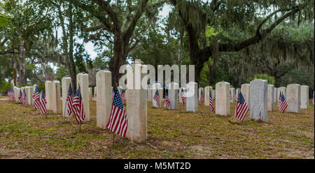 Bandierine americane a soldati tombe nel cimitero del sud Foto Stock