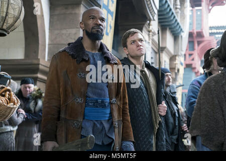 Robin Hood è un imminente American azione-avventura film diretto da Otto Bathurst e scritto da Joby Harold, Peter Craig e David James Kelly basato sul racconto di Robin Hood. Il film stelle Taron Egerton, Jamie Foxx, Eve Hewson, Jamie Dornan, Ben Mendelsohn, e Paul Anderson. Questa fotografia è per il solo uso editoriale ed è il copyright del film company e/o il fotografo assegnato dal film o società di produzione e può essere riprodotto solo da pubblicazioni in congiunzione con la promozione del film di cui sopra. Un credito per il film company è richiesto. Il Fotografo sh Foto Stock