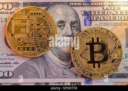 Due lati di bitcoin fisico sul dollaro USA Foto Stock