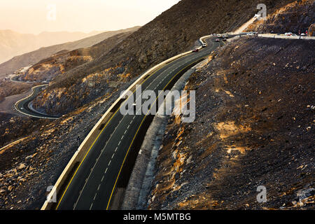 Jabal Jais strada di montagna al tramonto. La montagna più alta in Emirati Arabi Uniti Foto Stock