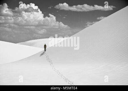 Lonely Man in White Desert. Foto Stock