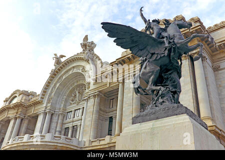 Statua di Pegasus sta di guardia di fronte all'Pallacio de Bellas Artes di Città del Messico. Foto Stock
