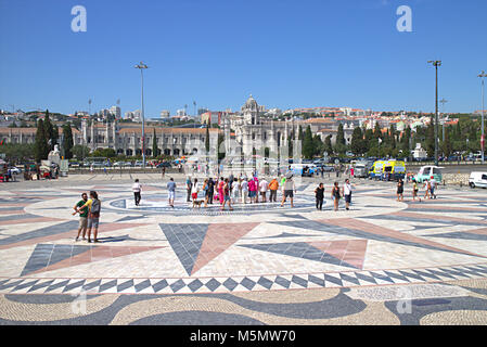 Marciapiede mappa che mostra le rotte degli esploratori portoghesi sotto il Monumento delle Scoperte e il monastero della Hieronimytes in Belem, Lisbona, Portogallo. Foto Stock