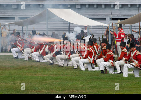 I soldati di eseguire una formazione di battaglia dimostrazione a una rievocazione storica a Fort George National Historic Site, Niagara sul Lago Ontario, Canada Foto Stock