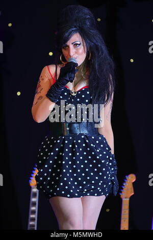 Tania Alboni eseguendo i suoi Amy Winehouse tributo atto durante la Ultimate Tribute Show a minatori Swillington Welfare Club a Leeds Foto Stock