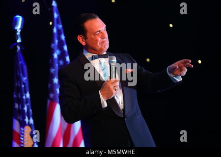 Alan Becks eseguendo come Frank Sinatra durante la Ultimate Tribute Show a minatori Swillington Welfare Club a Leeds Foto Stock