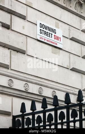 Firmare a Downing Street nella città di Westminster a Londra, Regno Unito Foto Stock