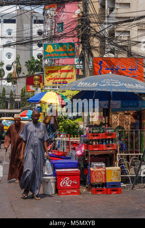 Scena di strada, poco Arabia, Sukhumvit Soi 5, Bangkok, Thailandia Foto Stock