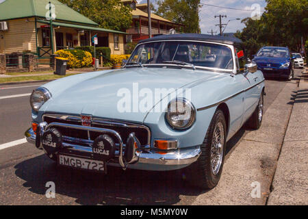 Blu classico MGB roadster auto sportiva, Kangaroo Valley, Nuovo Galles del Sud, Australia Foto Stock