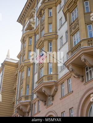 Gli Stati Uniti bandiera nazionale sulla costruzione dell'Ambasciata degli Stati Uniti d'America a Mosca. Foto Stock