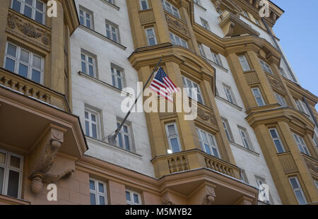 Gli Stati Uniti bandiera nazionale sulla costruzione dell'Ambasciata degli Stati Uniti d'America a Mosca. Foto Stock