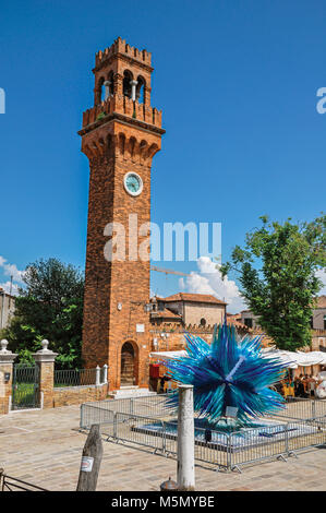 Murano, Italia. Vista della torre dell orologio realizzato in mattoni e una forma a stella sculture in vetro di Murano, un piccolo paese nella parte superiore delle isole vicino a Venezia. Foto Stock