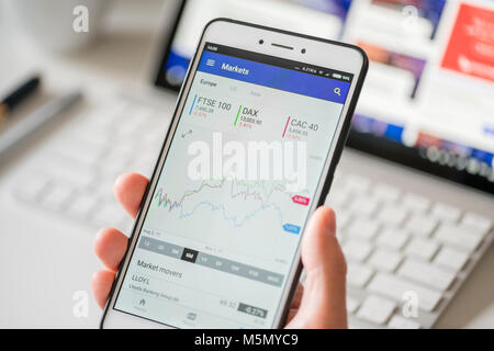 Controllo magazzino dati di mercato su uno smartphone Foto Stock