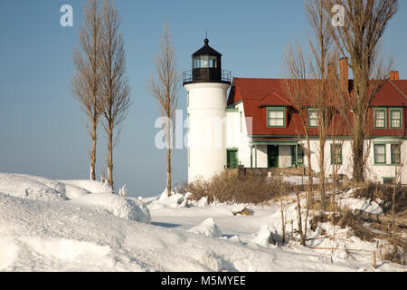 Esterno del punto storico Betsie faro sul lago ghiacciato di Michigan in inverno. Foto Stock