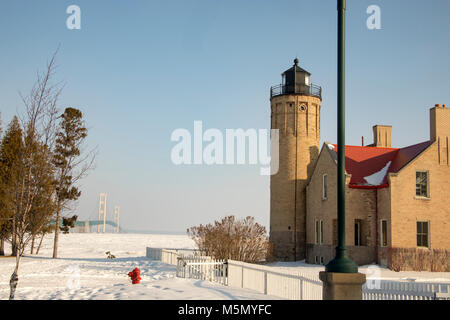 Ponte Mackinac e Old Mackinac Point Lighthouse in città Mackinac, Michigan in inverno. Foto Stock