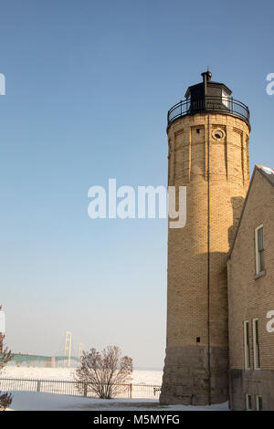 Ponte Mackinac e Old Mackinac Point Lighthouse in città Mackinac, Michigan in inverno. Foto Stock