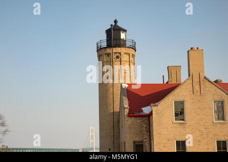 Ponte Mackinac e Old Mackinac Point Lighthouse in città Mackinac, Michigan in inverno. Foto Stock